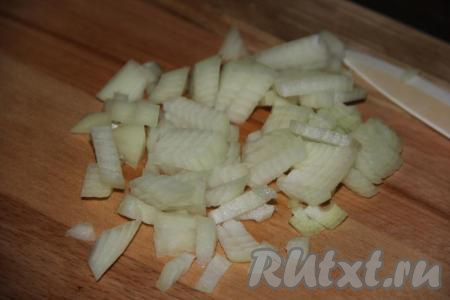 Для этого блюда можно взять отваренные макаронные изделия, оставшиеся после обеда или ужина. А можно специально отварить макароны, выложив их в кипящую подсоленную воду и отварив до готовности (в соответствии с инструкцией на упаковке, следите, чтобы макароны не переварились). Очистить и мелко нарезать репчатый лук.