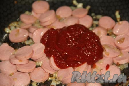 Обжарить сосиски в течение пары минут на среднем огне, периодически перемешивая, затем добавить томатный соус (или кетчуп).