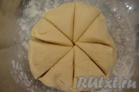 Готовое тесто разделить на 8, примерно, равных частей.