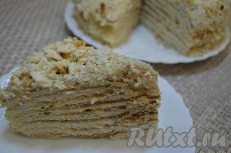 А вот так торт, приготовленный со сгущенкой и заварным кремом&nbsp;на сковороде, выглядит в разрезе. Этот вкусный, мягкий, хорошо пропитанный торт несомненно понравится всей семье, обязательно попробуйте!