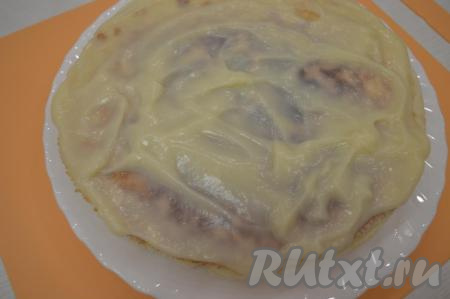 В горячий крем выложить размягчённое сливочное масло, нарезанное на кусочки, и перемешать венчиком. Заварной крем полностью готов. Собрать торт, хорошо промазывая каждый остывший корж достаточно большим количеством тёплого крема, а затем складывая 8 коржей друг на друга.&nbsp;