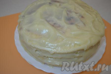 Верх и бока торта тоже хорошо смазать кремом. Оставшийся корж, который мы приготовили из остатков теста, измельчить.