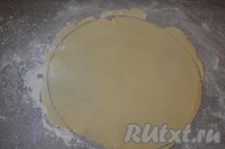 На столе, припылённом мукой, раскатать скалкой одну&nbsp;часть теста в круг. Я обычно раскатываю коржи диаметром 22 см (размер коржа должен быть меньше диаметра сковороды, на которой вы планируете его готовить). Тесто легко раскатывается. Для того чтобы корж&nbsp;получился более ровным, поверх раскатанного теста я кладу тарелку диаметром 22 см и лишнее тесто обрезаю ножом. Обрезанного теста получается немного, отложите его в сторону оно потребуется в дальнейшем.