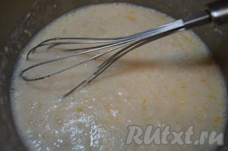 Пока коржи остывают, займёмся приготовлением заварного крема. Сливочное масло достать из холодильника, чтобы оно полежало при комнатной темпратуре и стало достаточно мягким. В толстостенную кастрюлю влить молоко, добавить&nbsp;сахар, яйца,&nbsp;муку и&nbsp;ванильный сахар, хорошо перемешать венчиком.
