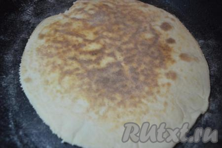 Затем перевернуть (корж хорошо держит форму и переворачивается достаточно легко) и жарить с другой стороны. Коржи готовятся достаточно быстро, у меня на&nbsp;жарку каждого коржа с двух сторон уходит около 1-2 минут.