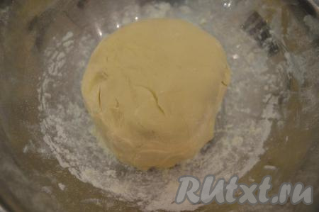 Хорошо перемешать сгущёнку с яйцом и содой с помощью&nbsp;венчика. Затем, постепенно&nbsp;добавляя муку, замесить достаточно эластичное, не липнущее к рукам тесто. Муки может понадобиться чуть меньше или чуть больше (зависит и от величины яйца, и от влажности муки, да и сгущёнка бывает разной). Но не стоит слишком забивать тесто мукой, обычно 3-3,5 стаканов муки вполне достаточно.