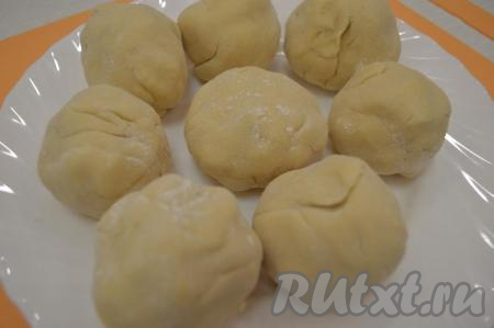 Каждую часть теста скатать в шарик.