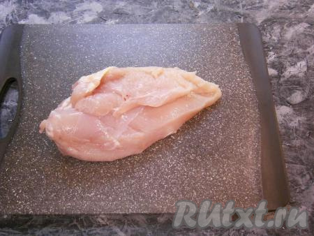 Вымыть и обсушить куриное филе. Очистить морковку и лук.