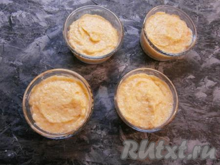 Тщательно массу перемешать и разложить её по небольшим формочкам (кокотницам), смазанным сливочным маслом.