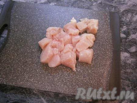 Нарезать филе небольшими кусочками.