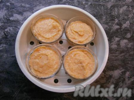 Формочки разместить в чаше для варки на пару.