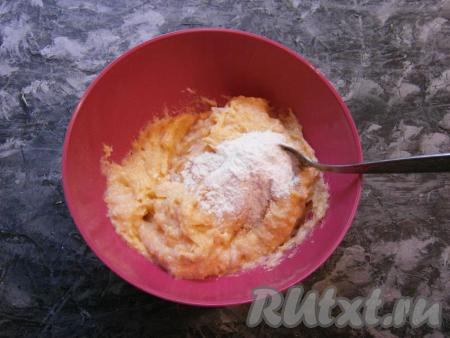 Переложить куриную массу в миску, добавить соль по вкусу и всыпать муку.