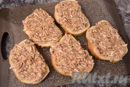 Щедро намазать грибной массой ломти батона, придавливая её.