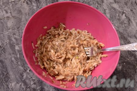 Тщательно перемешать грибную массу вилкой (или ложкой).