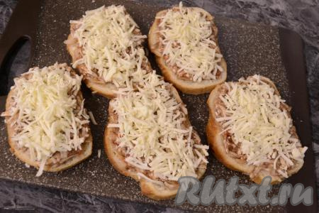 Сверху посыпать натёртым на средней тёрке сыром.&nbsp;