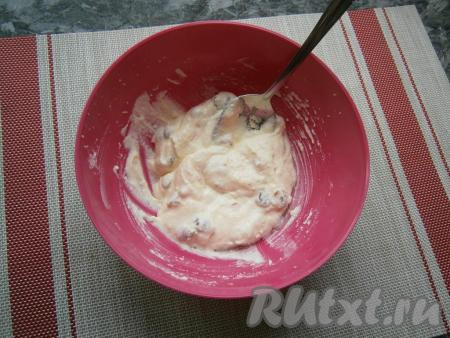 Ложкой тщательно перемешать получившуюся массу и оставить на 20-30 минут.