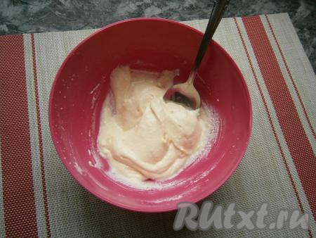 Погружным блендером взбить творожную массу до однородного, кремообразного состояния.