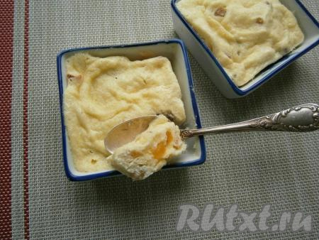 Поместить формочки в микроволновку ровно на 3 минуты при мощности 750 Ватт, затем, не открывая дверцу, оставить творожный пудинг в СВЧ ещё на 3 минуты.