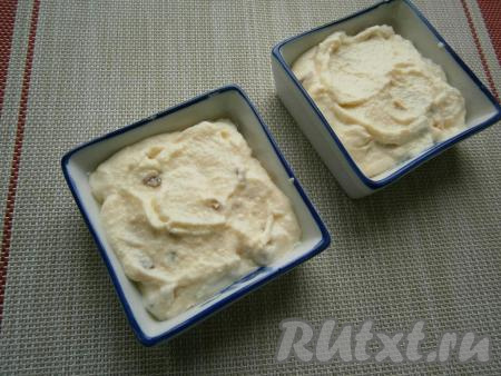 Небольшие формочки (керамические, стеклянные или силиконовые) смазать сливочным маслом и разложить в них творожную массу.