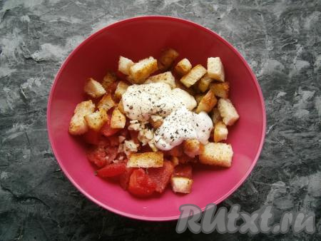 Также добавить майонез, соль и молотый чёрный перец по вашему вкусу.