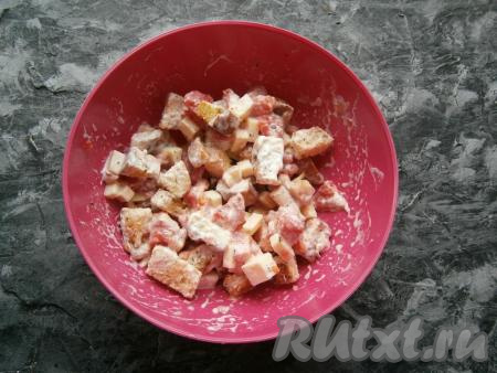 Салат аккуратно перемешать.