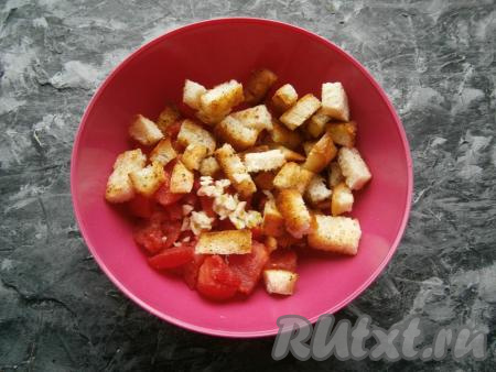 Добавить сюда же остывшие сухарики и&nbsp;мелко нарезанный чеснок.