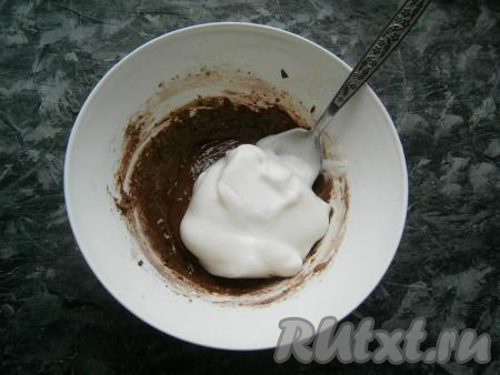 Перемешать шоколадную массу вначале ложкой, а затем миксером до однородного состояния. В три приема добавить в шоколадную массу взбитые белки, каждый раз аккуратно вмешивая их.
