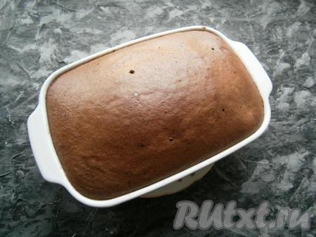 Духовку разогреть до 180 градусов и выпекать в ней шоколадный пирог около 40-45 минут (готовность проверить деревянной лучинкой - лучинка останется сухой при прокалывании готового пирога). Дать пирогу остыть в форме.