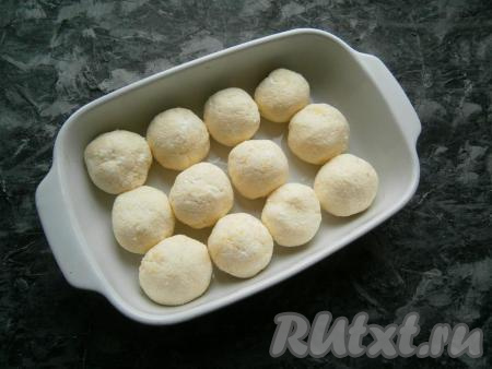 Из творожной массы сформировать шарики размером с небольшое яйцо (можете формировать шарики любого размера - не принципиально), разместить их в смазанной растительным маслом форме в один слой. Форма у меня размером 17х24 см. Советую дно формы застелить пергаментом - легче будет пирог извлечь после выпечки.