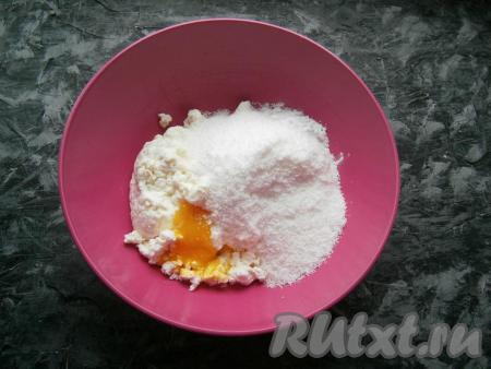 Сюда же добавить крахмал и кокосовую стружку.