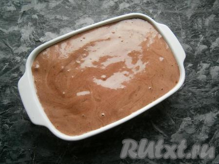 Залить творожные шарики подготовленным шоколадным тестом. Форму немного встряхнуть, чтобы тесто равномерно распределилось. При выпечке пирог слишком не поднимается, поэтому форма может быть заполнена доверху.