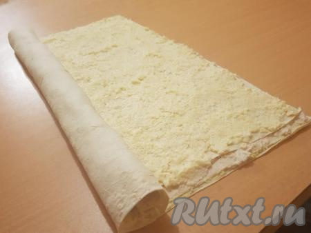 Все три лаваша с начинками вместе скрутить в один рулет.