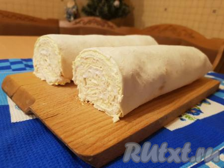 Разделить лаваш на две половины (удобнее хранить в холодильнике).