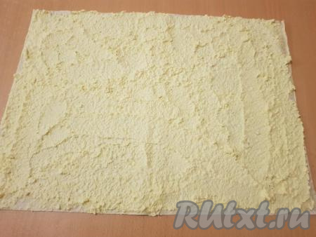 Равномерно распределить яйца с майонезом по лавашу.