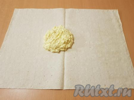 На один лист лаваша выложить яйца, смешанные с майонезом.