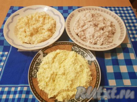 Майонез перемешать с ингредиентами до однородной массы, чтобы удобно было распределять полученную массу по лавашу (в курицу и сыр обычно добавляю майонеза больше, чем в яйца).