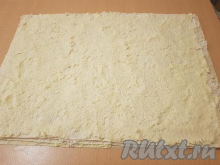 Лаваш с куриным мясом накрыть третьим листом лаваша и распределить сыр.