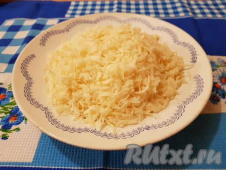 Натереть на крупной тёрке сыр.