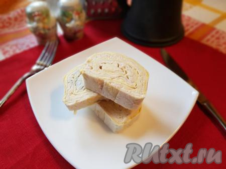 Рулет, приготовленный&nbsp; из лаваша с яйцами, курицей и сыром, нарезать на кусочки и подать к столу. Эта простая закуска, наверняка, многим придётся по вкусу!