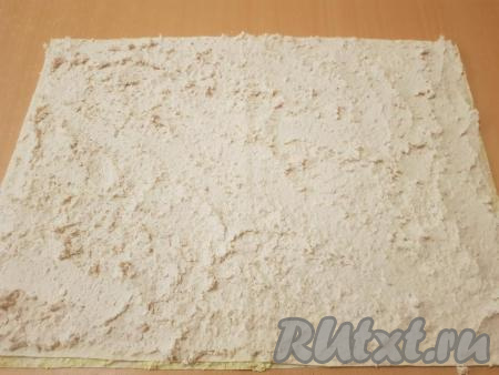 По второму листу лаваша равномерно распределить куриное мясо, смешанное с майонезом.