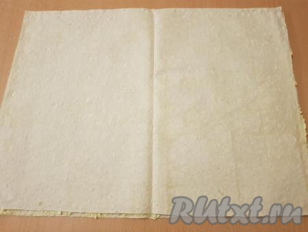 Поверх листа, смазанного яичной массой, выложить второй лист лаваша.