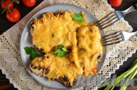 Такое сытное и вкусное блюдо можно приготовить на обед, семейный ужин или на праздничный стол в качестве основного горячего блюда. Отбивные из свинины, запечённые с шампиньонами и сыром в духовке, можно подать со свежей зеленью, овощами, соленьями.