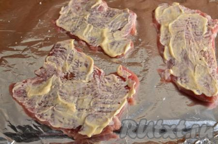 Теперь смажьте кусочки мяса майонезом любой жирности - удобно использовать ложку или кулинарную кисть.