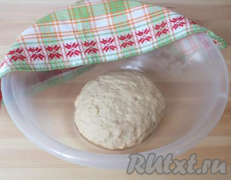 Тесто получится мягким, не липнущим к рукам. Округлите его, прикройте миску полотенцем и оставьте при комнатной температуре на 30 минут.