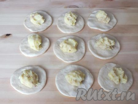 Каждому кусочку теста придайте форму лепёшки, выложите по 1 столовой ложке с горкой начинки.