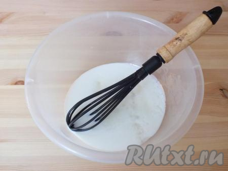 Для замешивания теста налейте в миску кефир комнатной температуры. Добавьте к нему сахар, соль и размешайте венчиком.