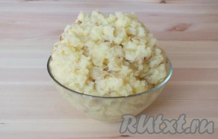 Начинку для пирожков приготовьте заранее. Она должна быть охлаждённой и не жидкой. В моем случае, это картофельное пюре с жареным луком.