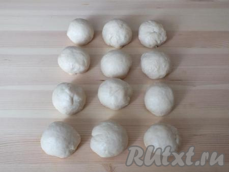 Когда тесто отлежится, разделите его на 12 равных кусочков. Очень удобно пользоваться, в этом случае, весами. У меня 1 заготовка получилась 52 грамма.