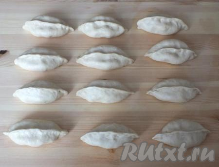 Слепите пирожки любимым способом, тщательно соединив края.