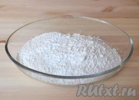 В отдельной ёмкости смешайте муку и разрыхлитель.